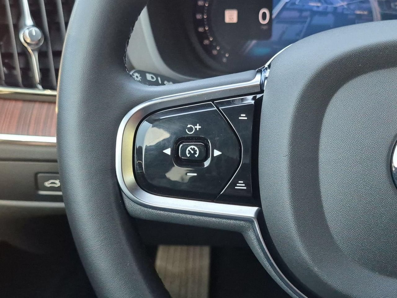 Certified 2024 Volvo XC60 T8 Plus AWD/4WD image 14