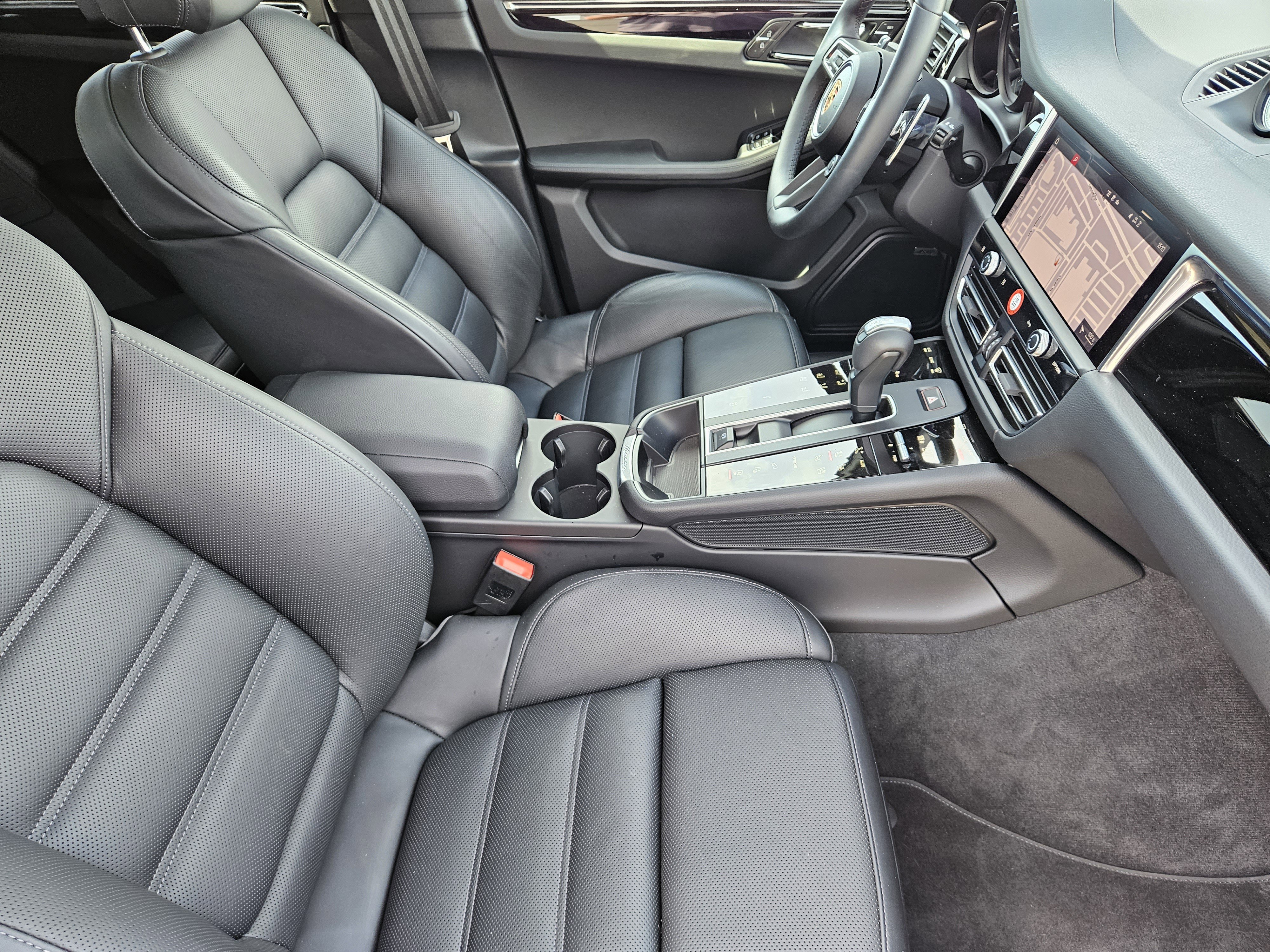Certified 2025 Porsche Macan image 15