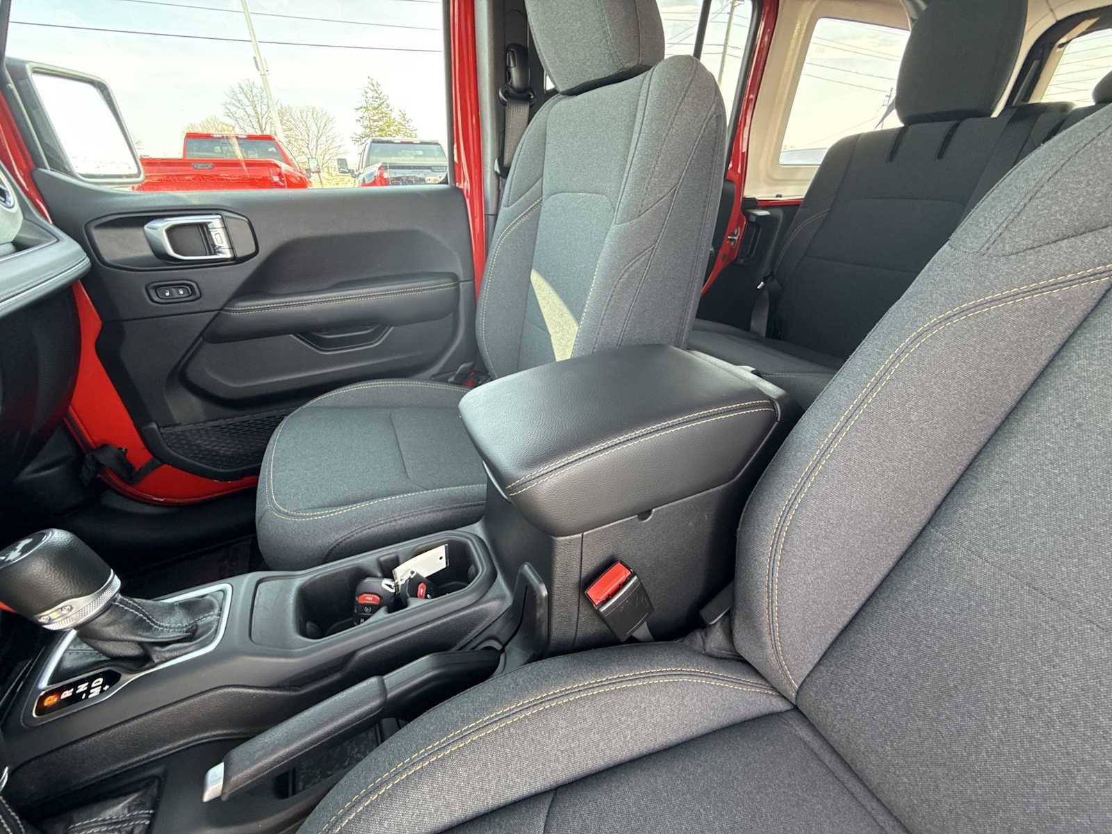 Used 2025 Jeep Wrangler Unlimited Sahara AWD/4WD image 21