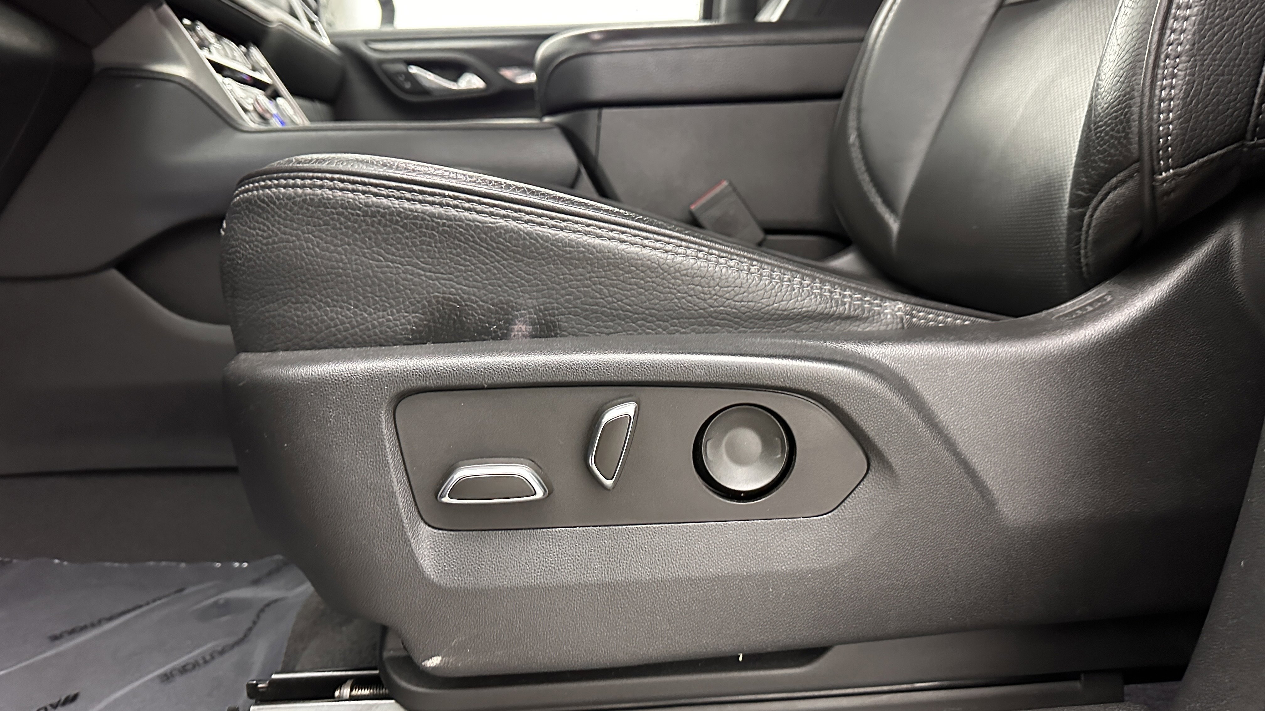Used 2023 GMC Yukon XL Denali RWD image 13
