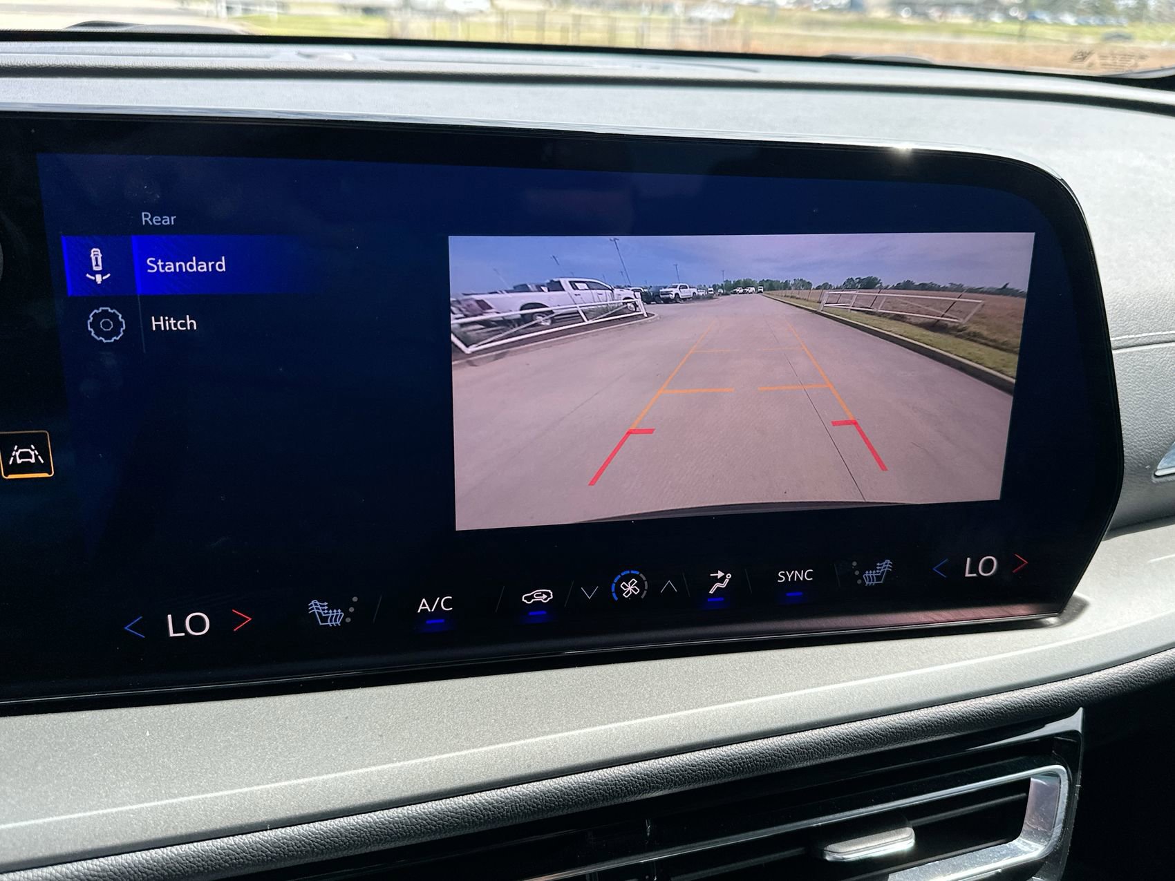 Used 2025 Chevrolet Traverse LT FWD image 17