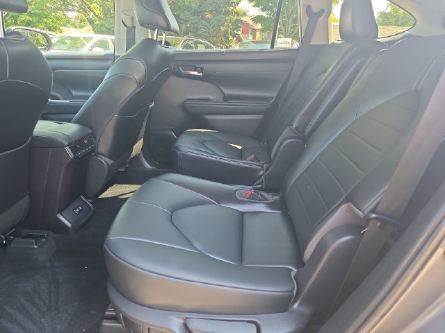 Used 2021 Toyota Highlander XLE AWD/4WD image 15
