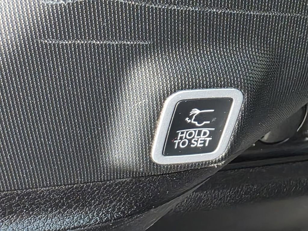 Used 2025 Jeep Grand Cherokee Altitude image 13