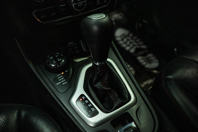 Used 2017 Jeep Cherokee Trailhawk image 21