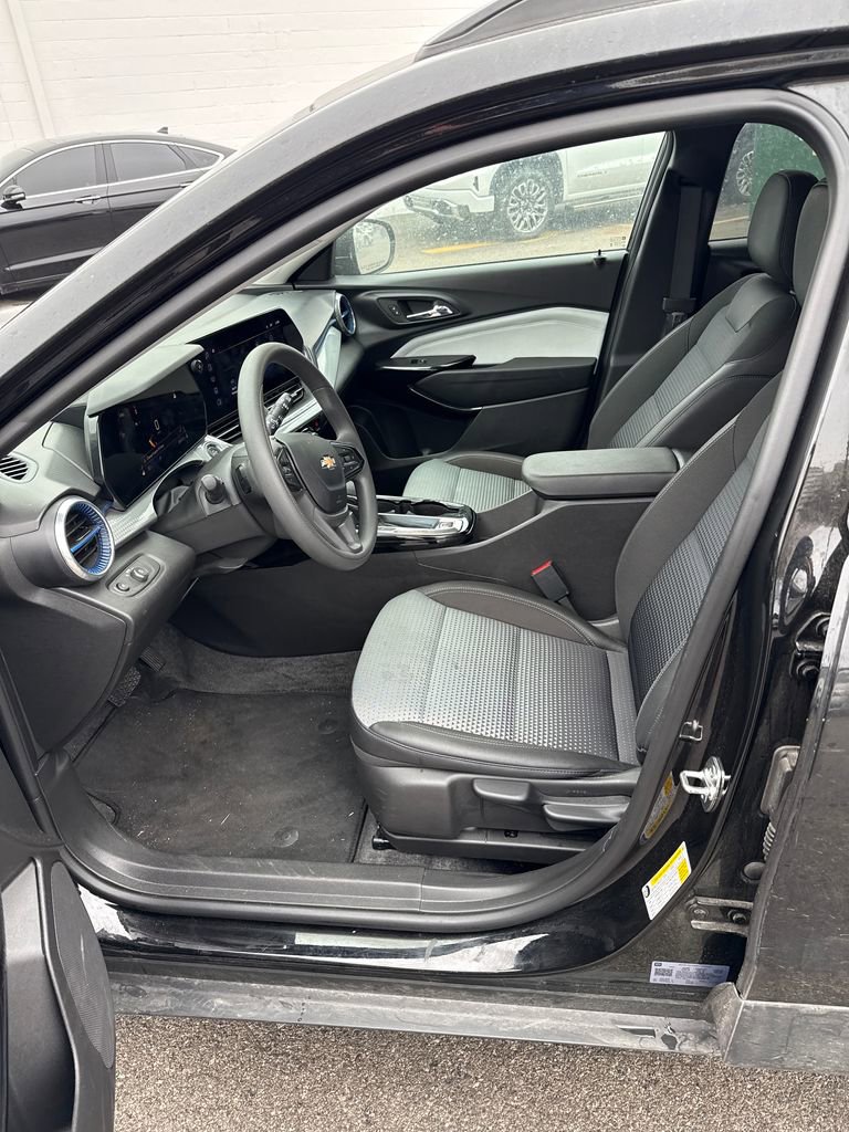 Certified 2025 Chevrolet Trax LT image 45