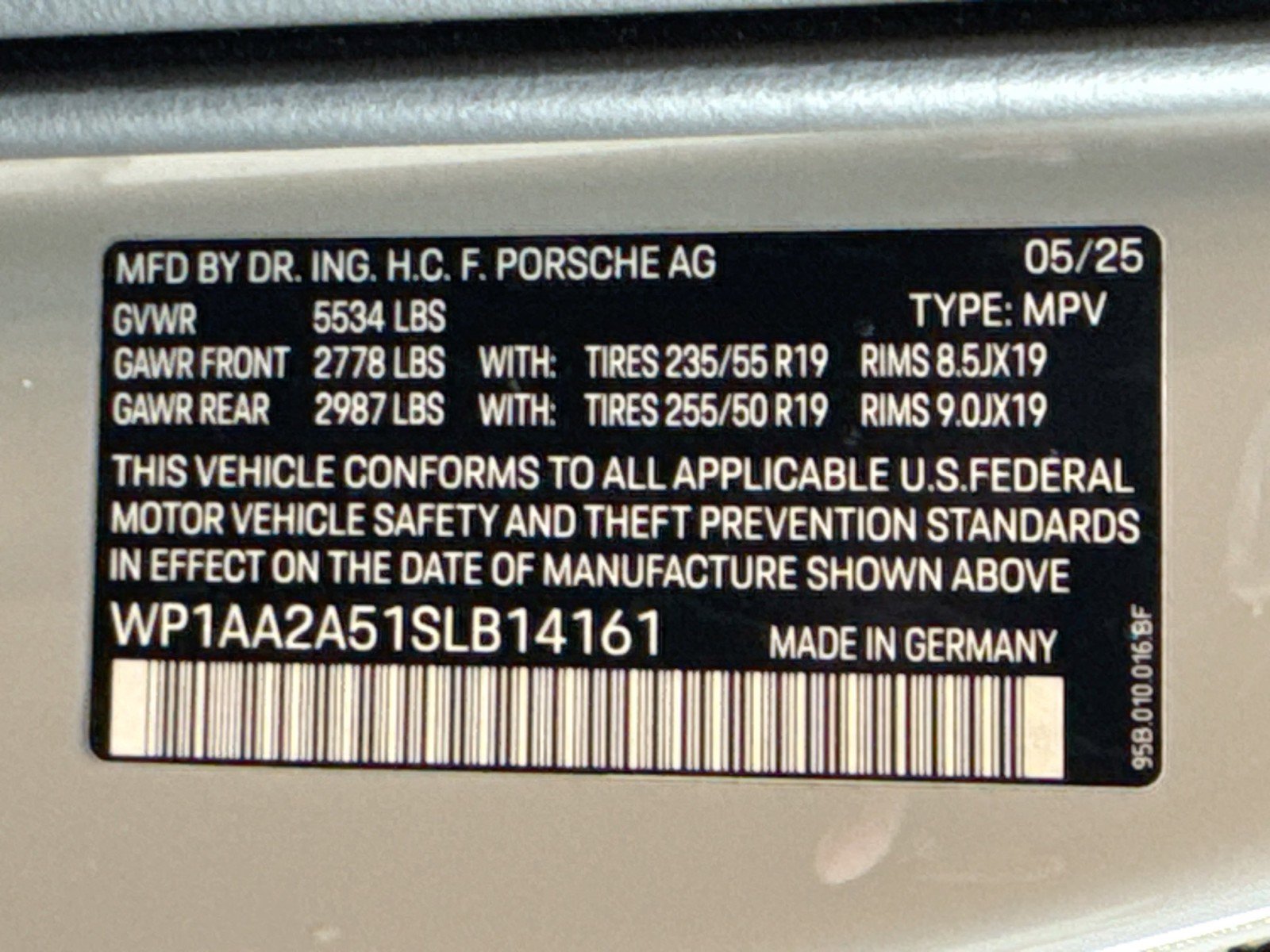 Certified 2025 Porsche Macan AWD/4WD image 27