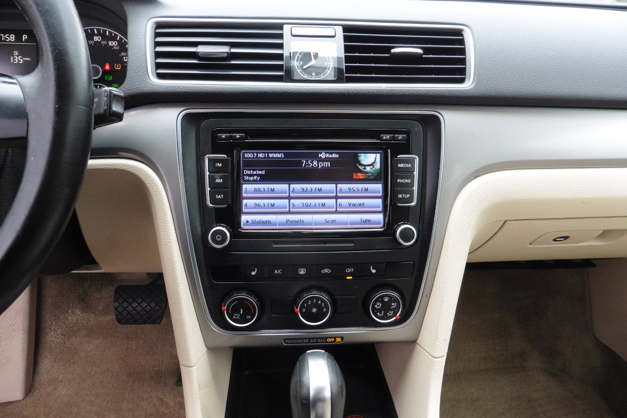 Used 2015 Volkswagen Passat 1.8T Limited Edition image 4