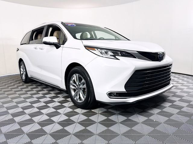 Used 2023 Toyota Sienna Limited image 1