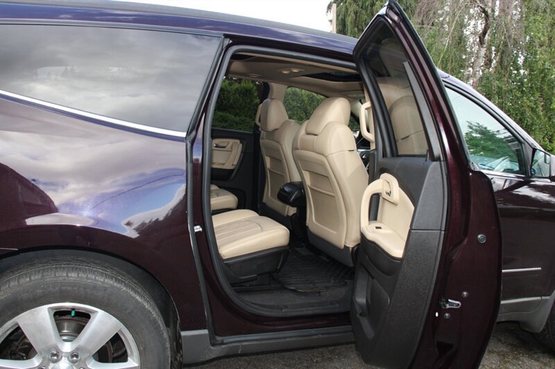 Used 2010 Chevrolet Traverse LTZ AWD/4WD image 6