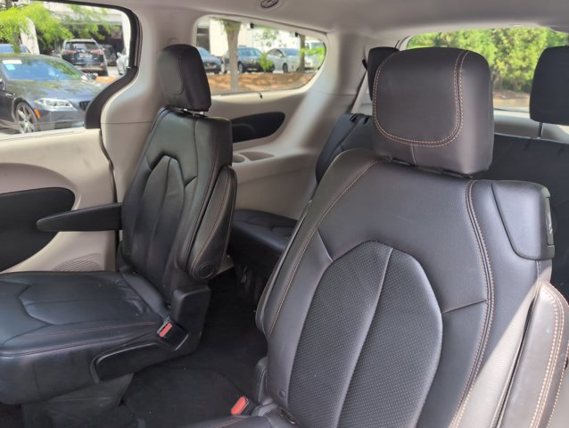 Used 2018 Chrysler Pacifica Touring-L FWD image 17
