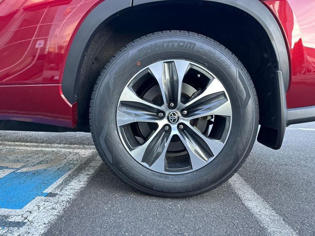 Used 2023 Toyota Highlander XLE image 30