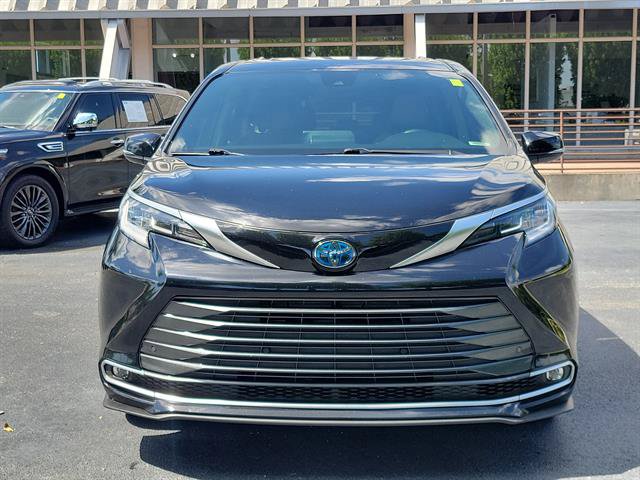 Used 2023 Toyota Sienna Limited FWD image 18