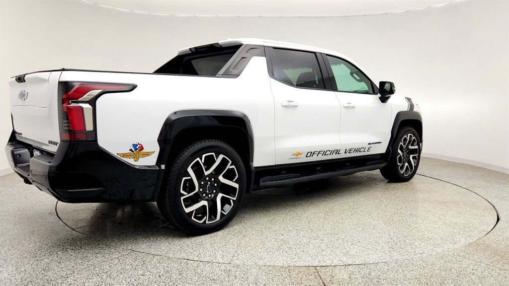 Used 2025 Chevrolet Silverado EV RST AWD/4WD image 5