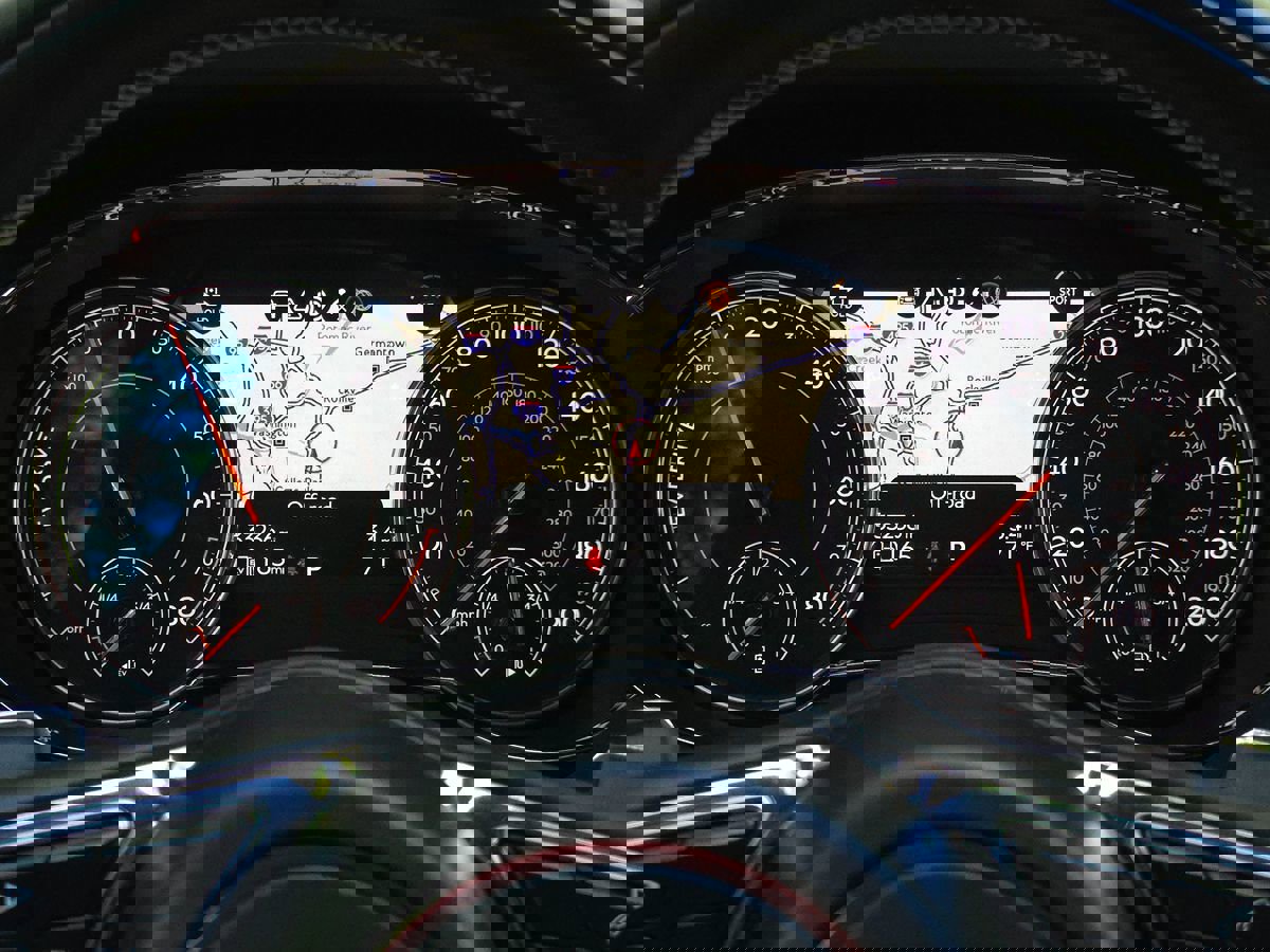 Used 2020 Bentley Bentayga Plug-In Hybrid image 38