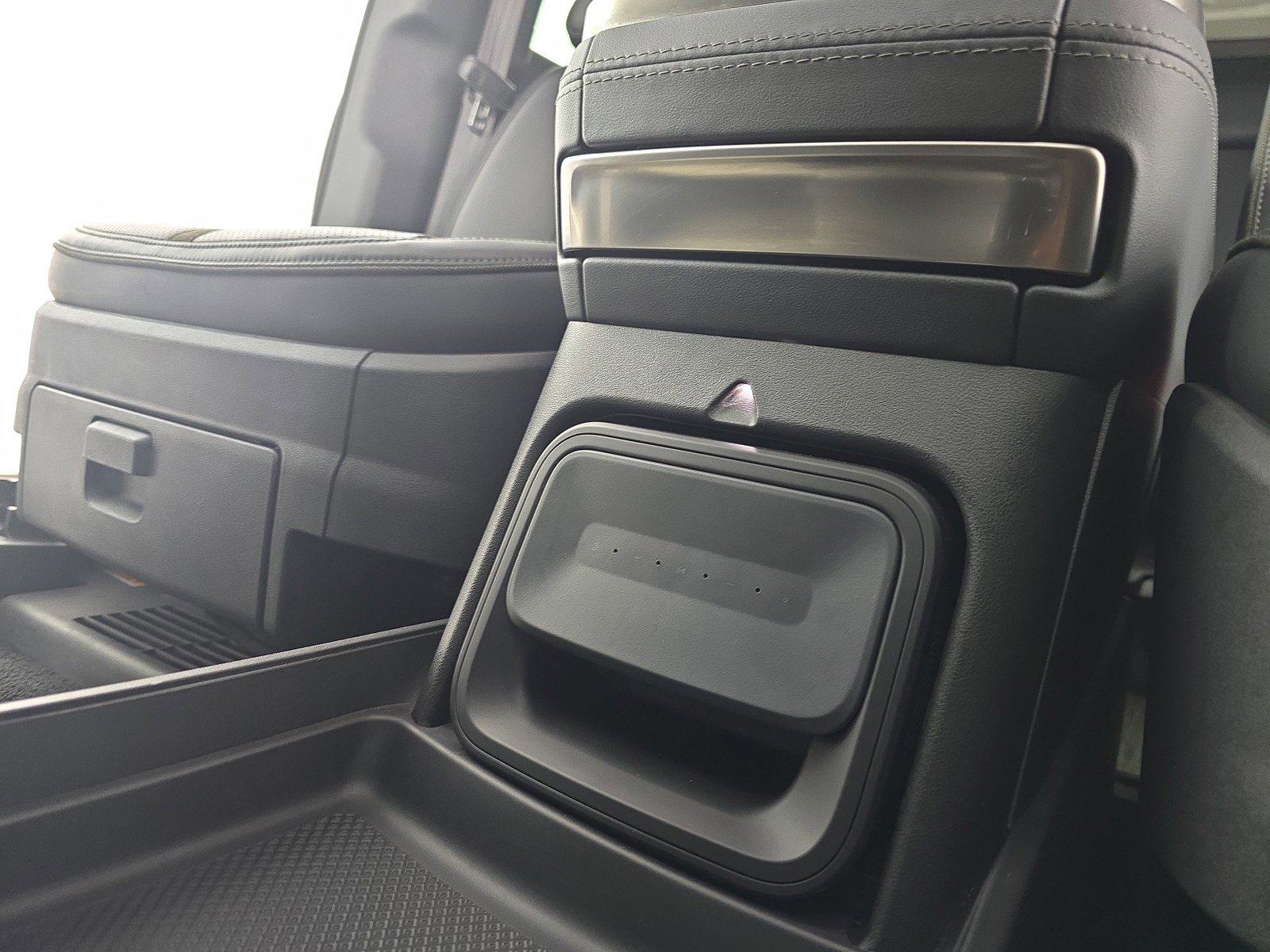 Used 2024 Rivian R1S Adventure AWD/4WD image 31