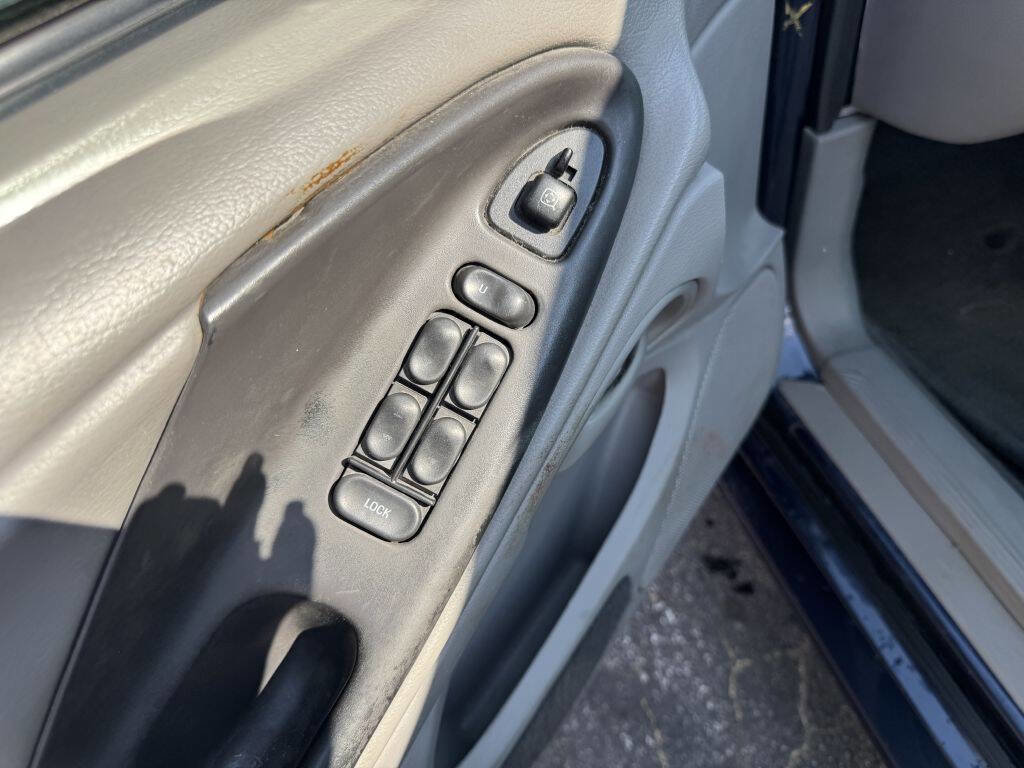 Used 2001 Ford Mustang Convertible image 6