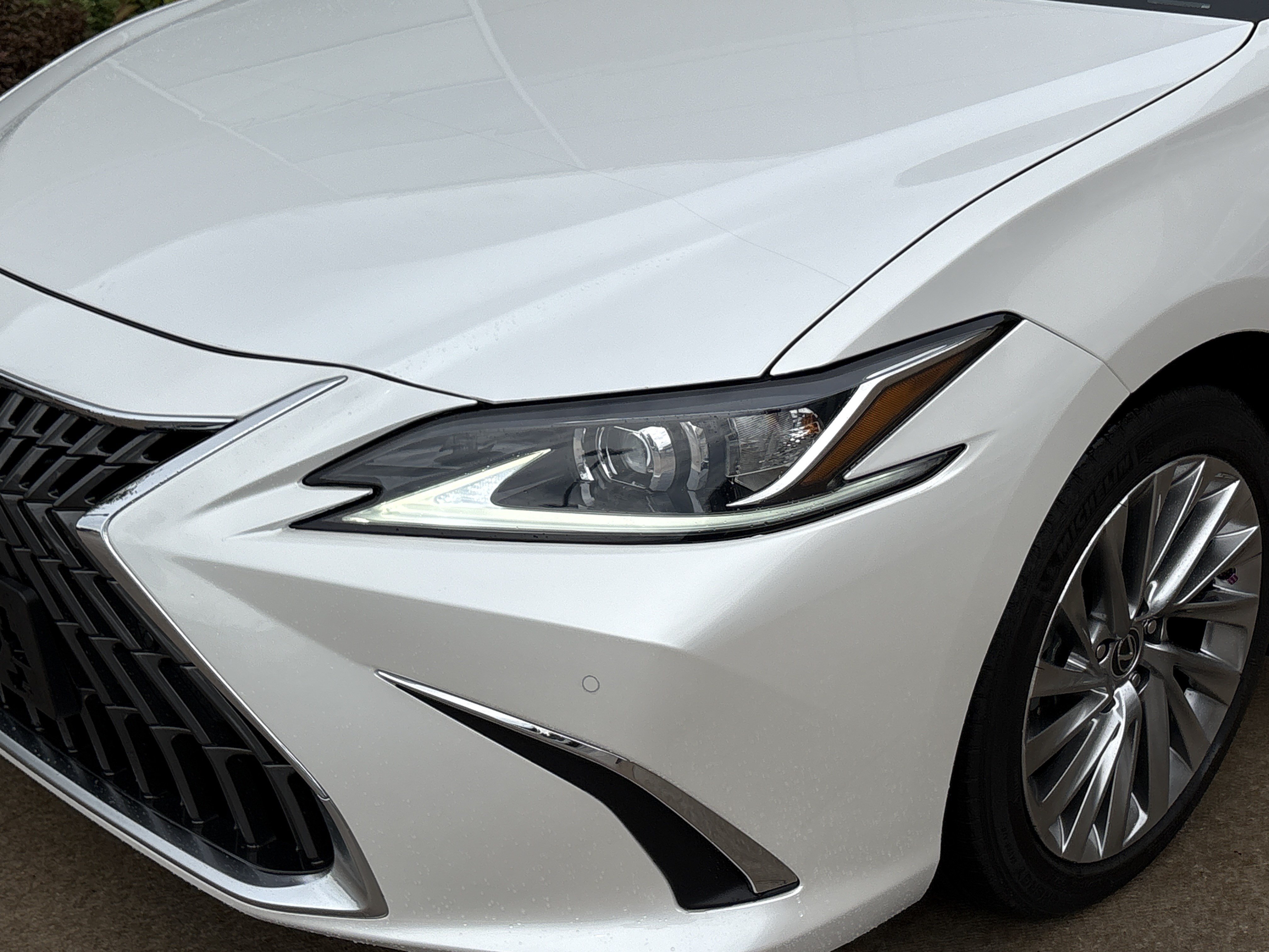 Certified 2022 Lexus ES 300h w/ Accessory Package FWD image 6