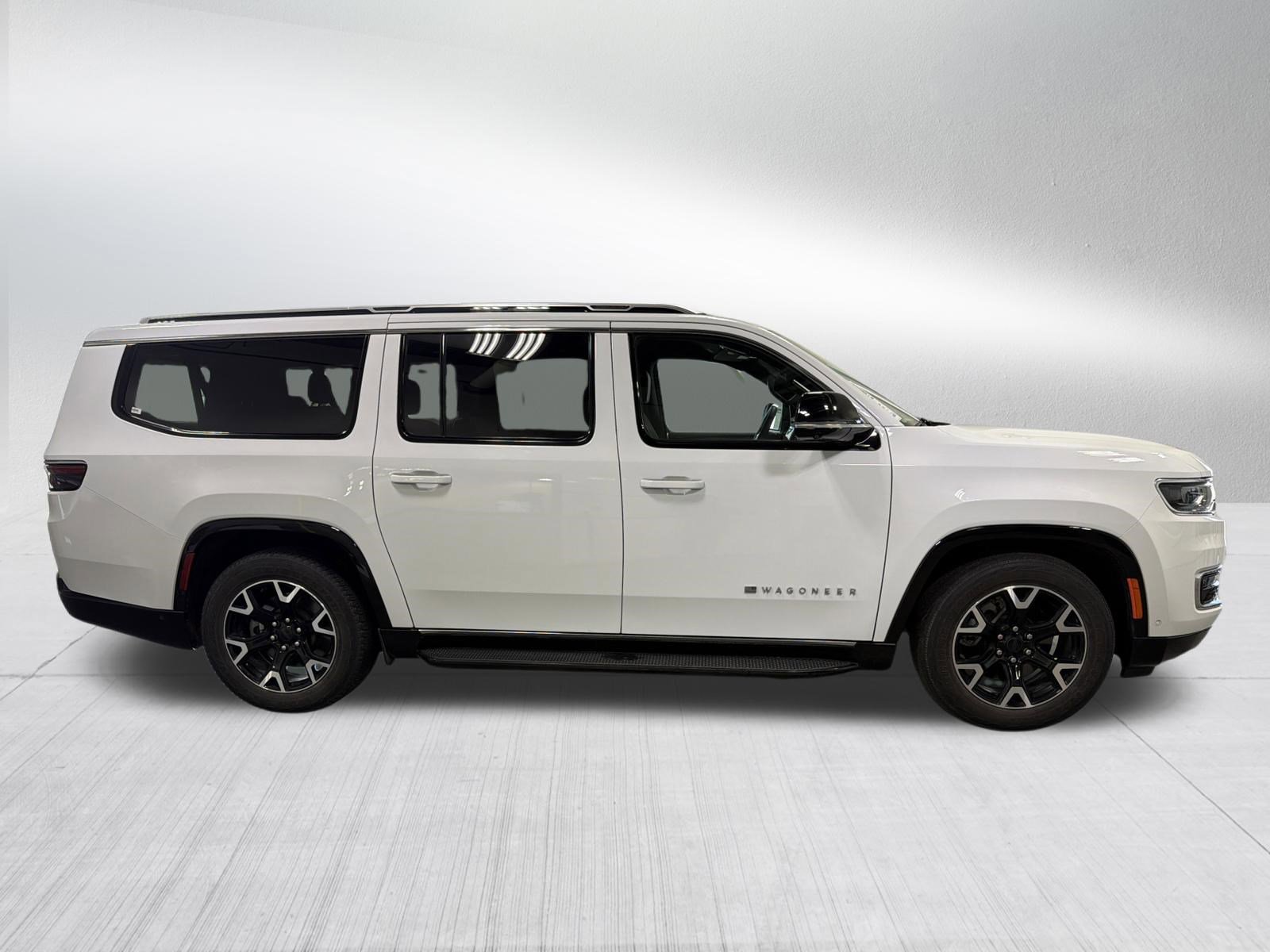 Used 2025 Jeep Wagoneer L Series III AWD/4WD image 8