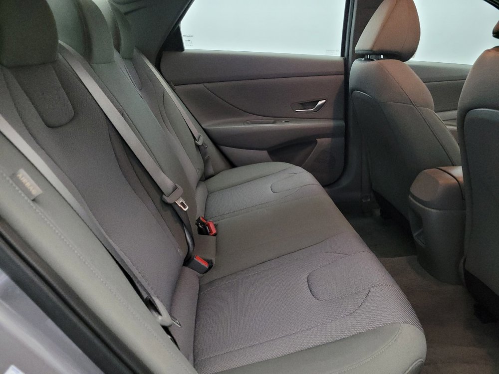 Used 2025 Hyundai Elantra SE image 19