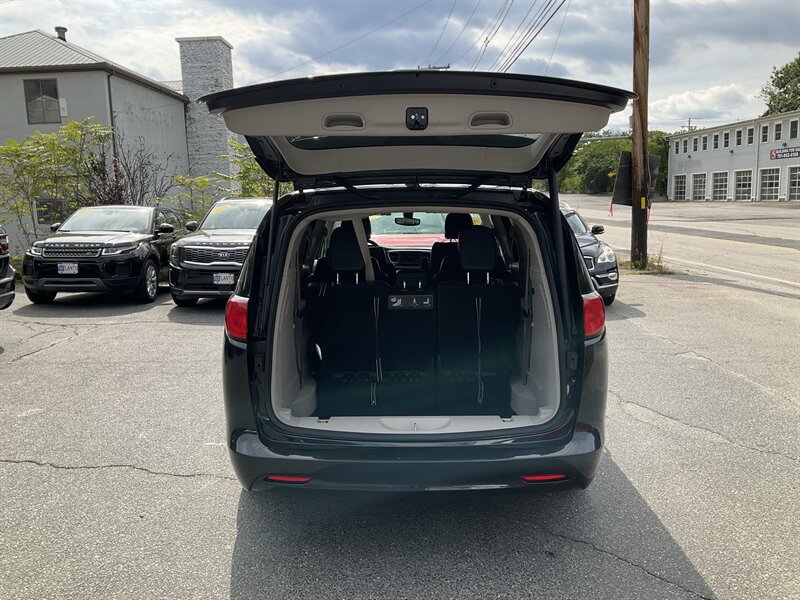 Used 2020 Chrysler Voyager Lxi FWD image 12