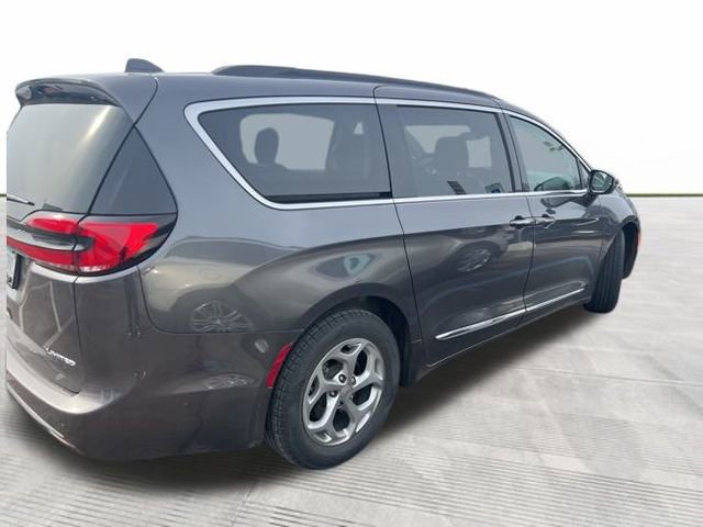 Used 2022 Chrysler Pacifica Limited image 3