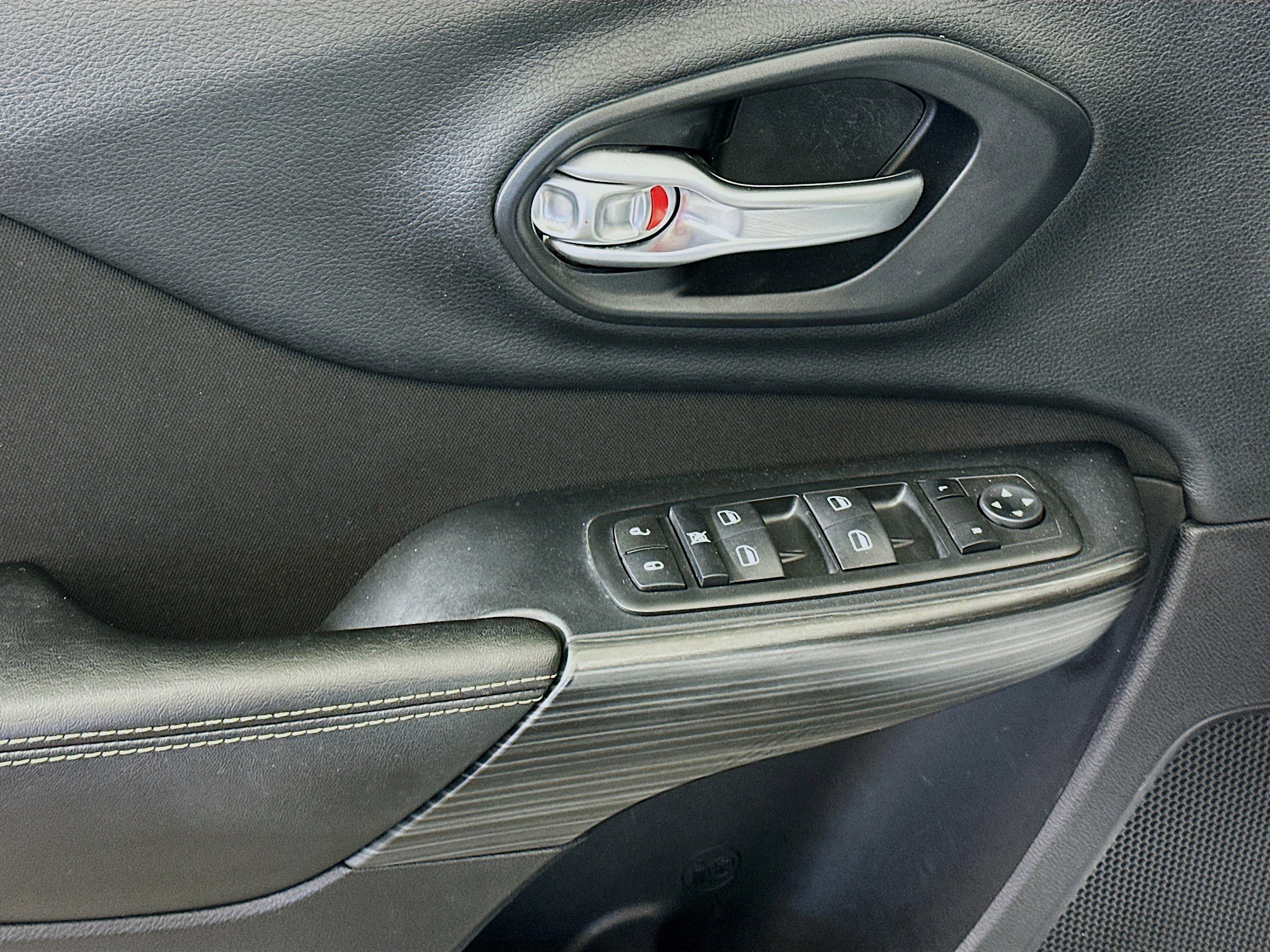 Used 2016 Jeep Cherokee Sport image 15