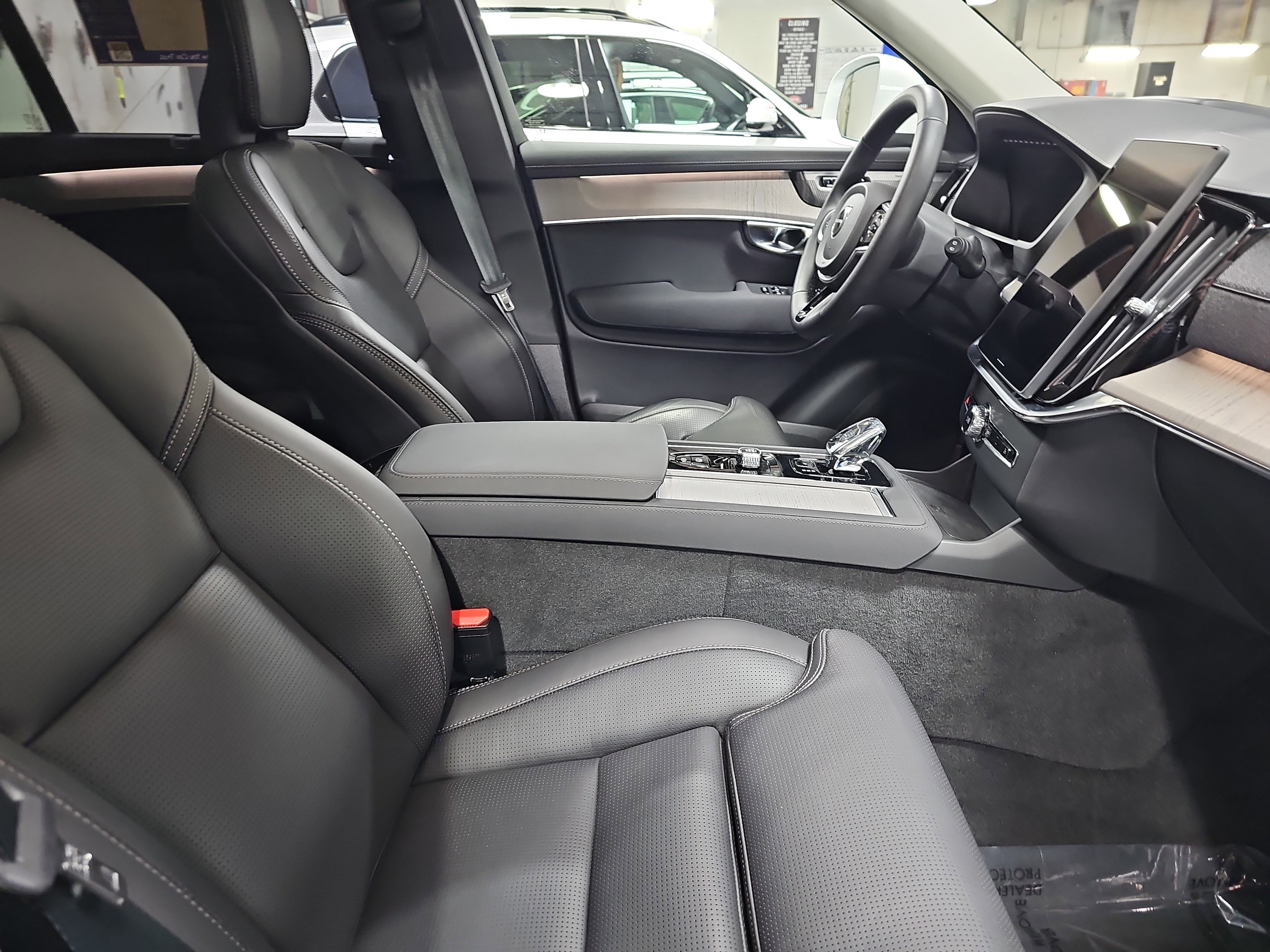 Used 2025 Volvo XC90 T8 Ultra w/ Protection Package Premier image 10