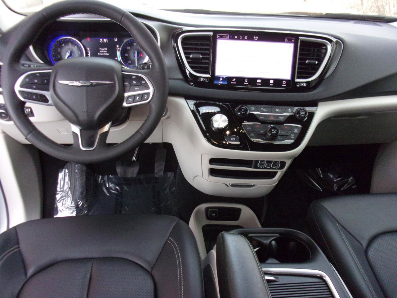 Used 2023 Chrysler Pacifica Touring-L image 12