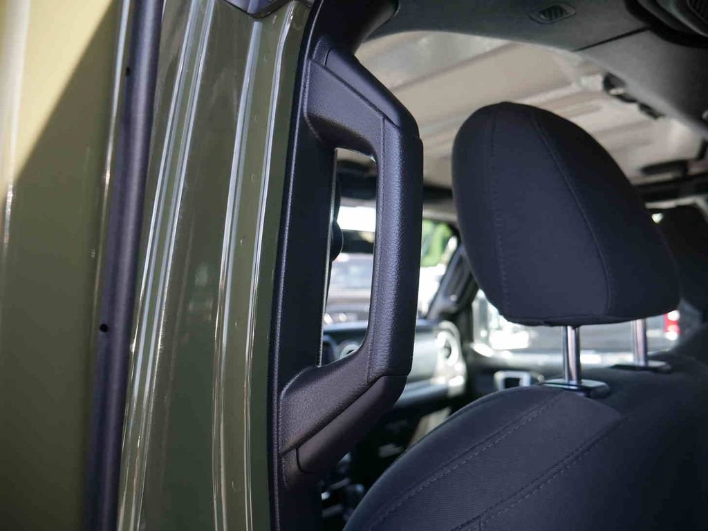 Used 2023 Jeep Wrangler Unlimited Sahara AWD/4WD image 18