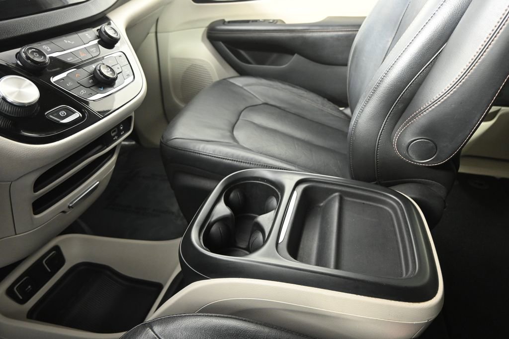 Used 2020 Chrysler Pacifica Touring-L image 36