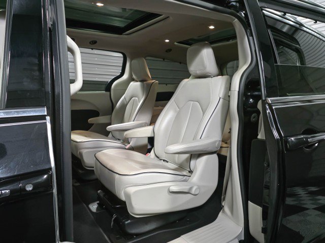 Used 2021 Chrysler Pacifica Limited image 18