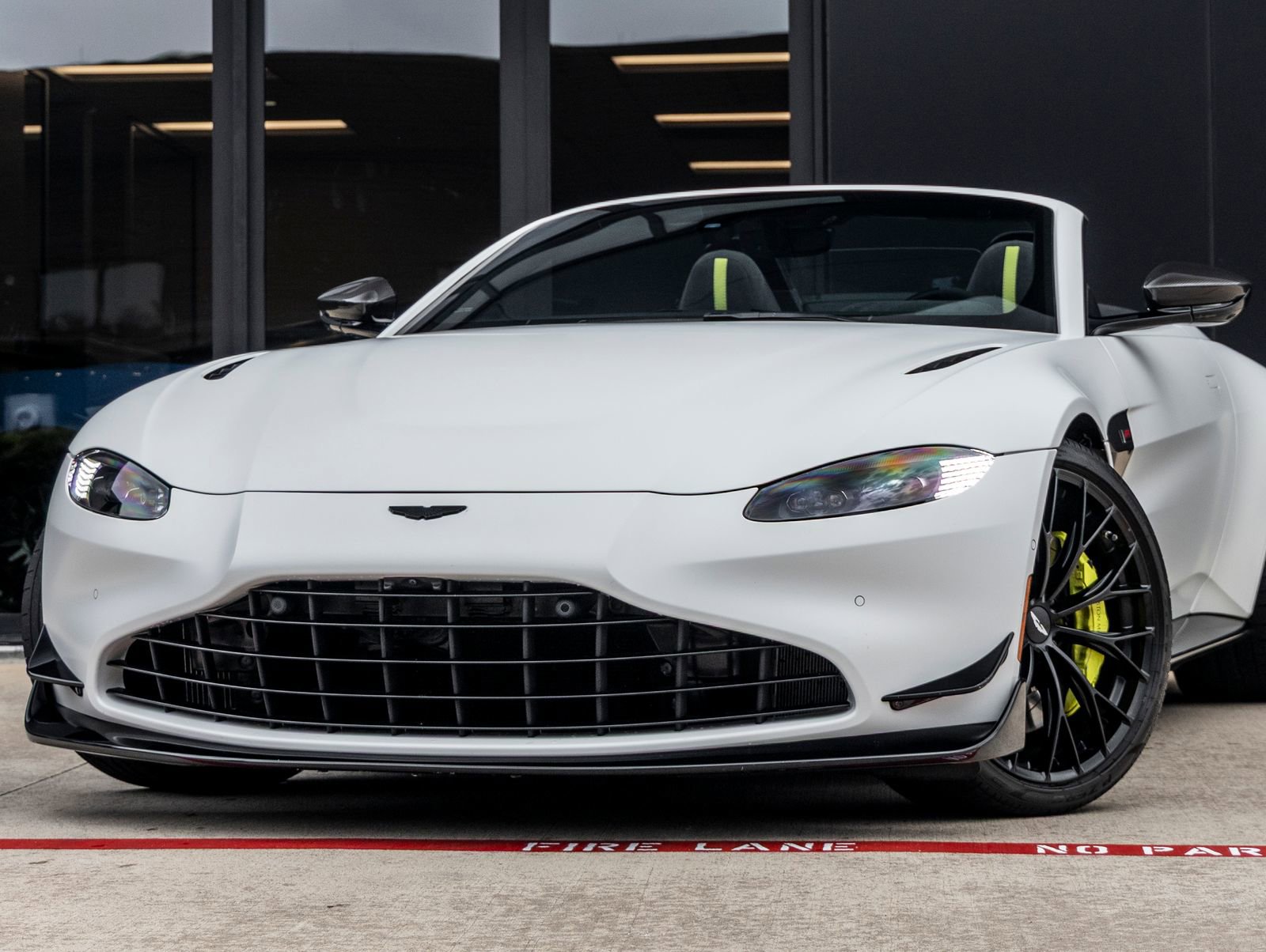 Used 2023 Aston Martin V8 Vantage Roadster RWD image 3