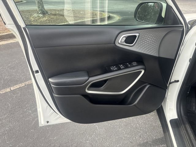 Used 2022 Kia Soul LX image 13