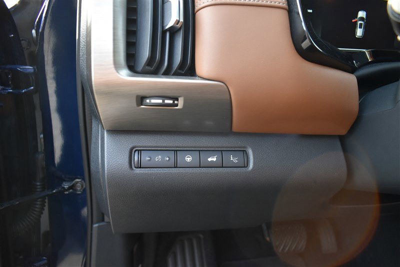 Used 2022 Nissan Pathfinder Platinum w/ Cargo Package image 16