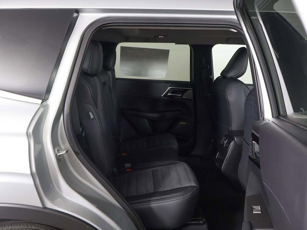 New 2025 Mitsubishi Outlander SE image 37