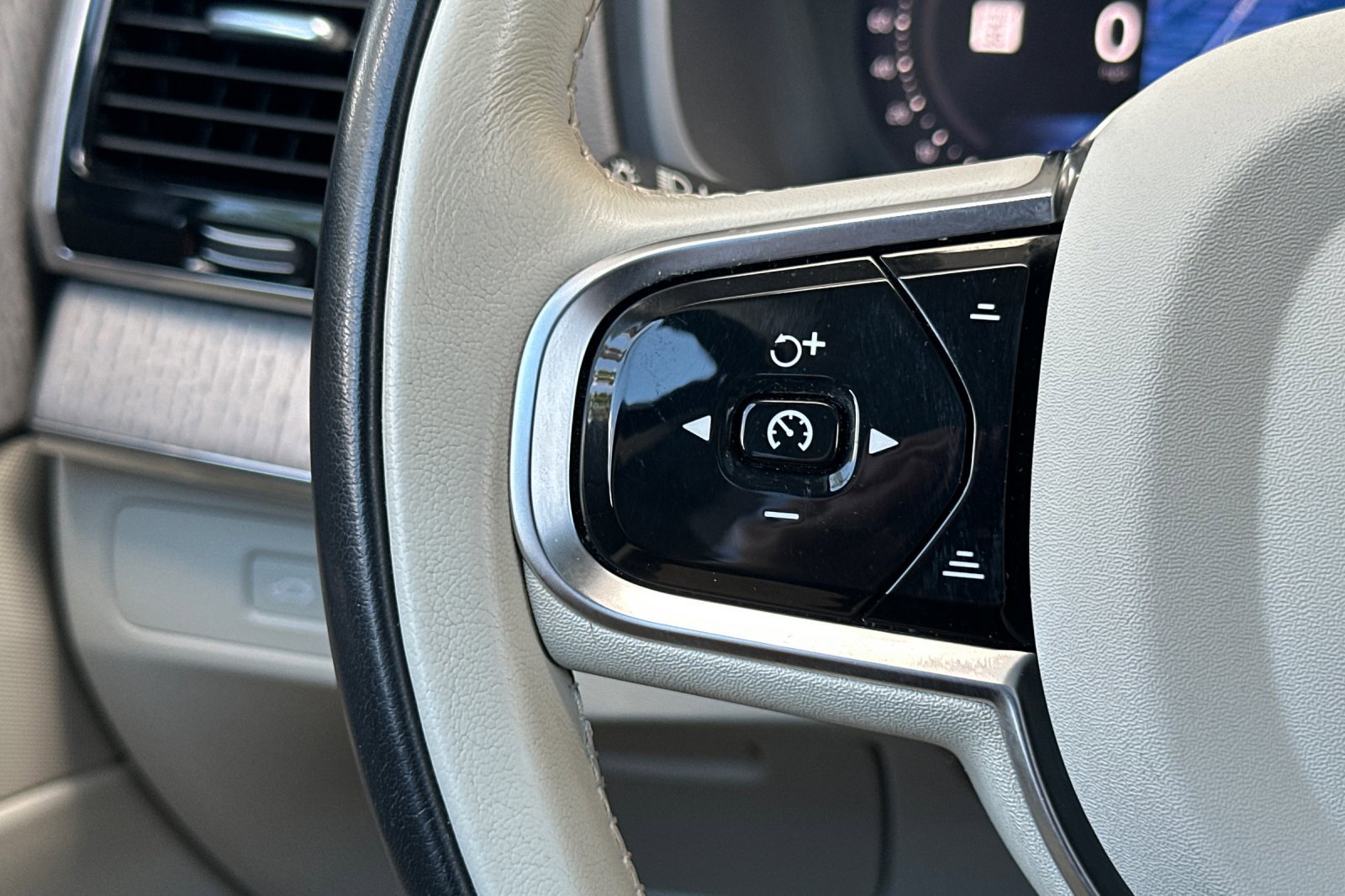 Certified 2024 Volvo XC90 B6 Ultimate w/ Protection Package Premier AWD/4WD image 30