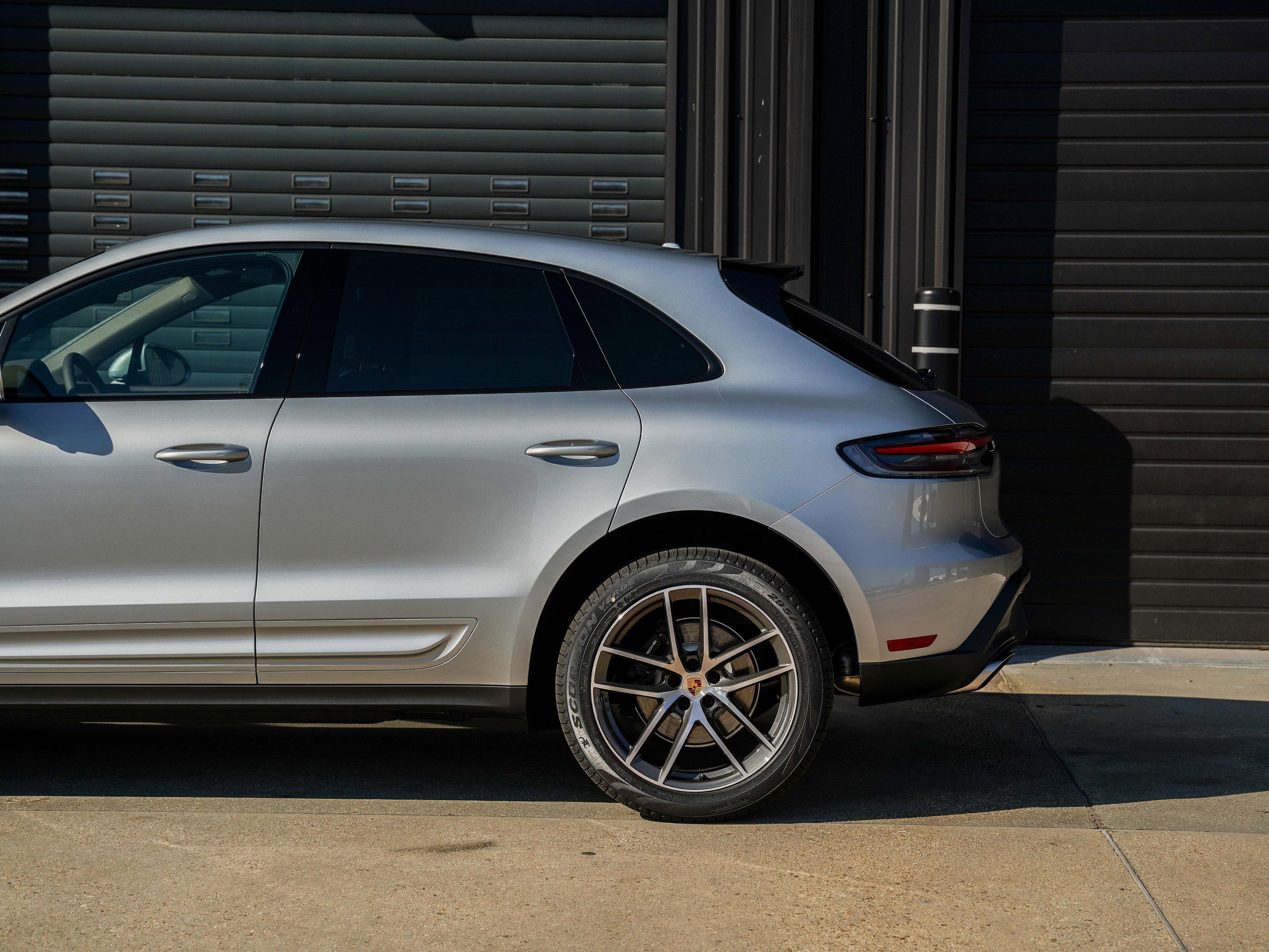 Certified 2025 Porsche Macan image 12