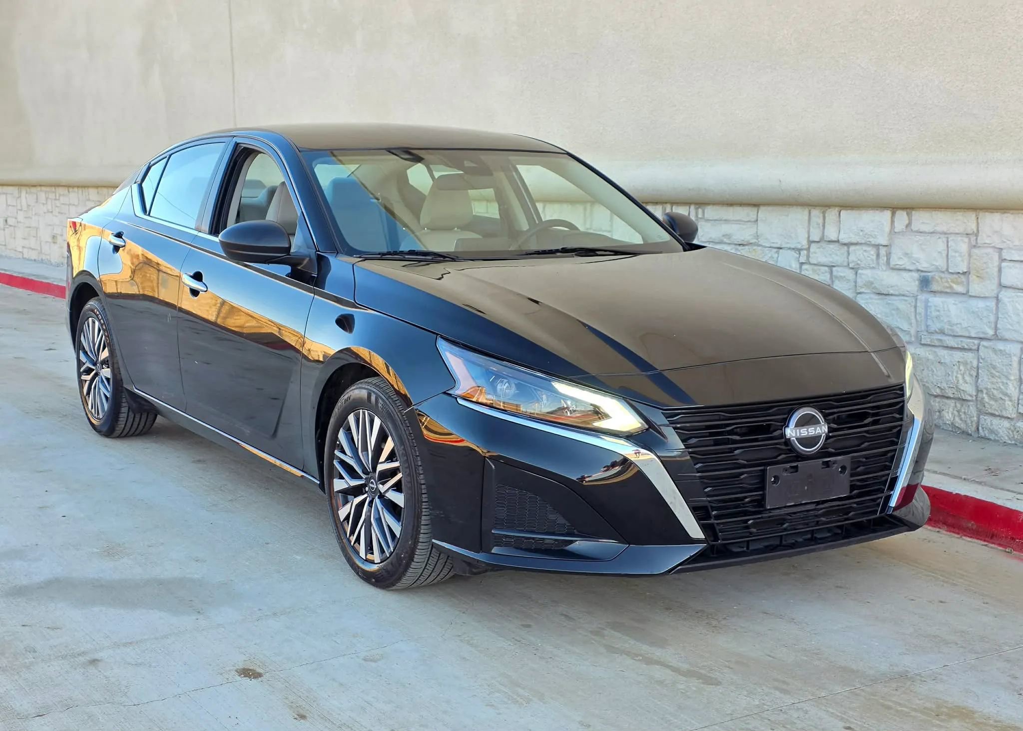Used 2025 Nissan Altima 2.5 SV image 1