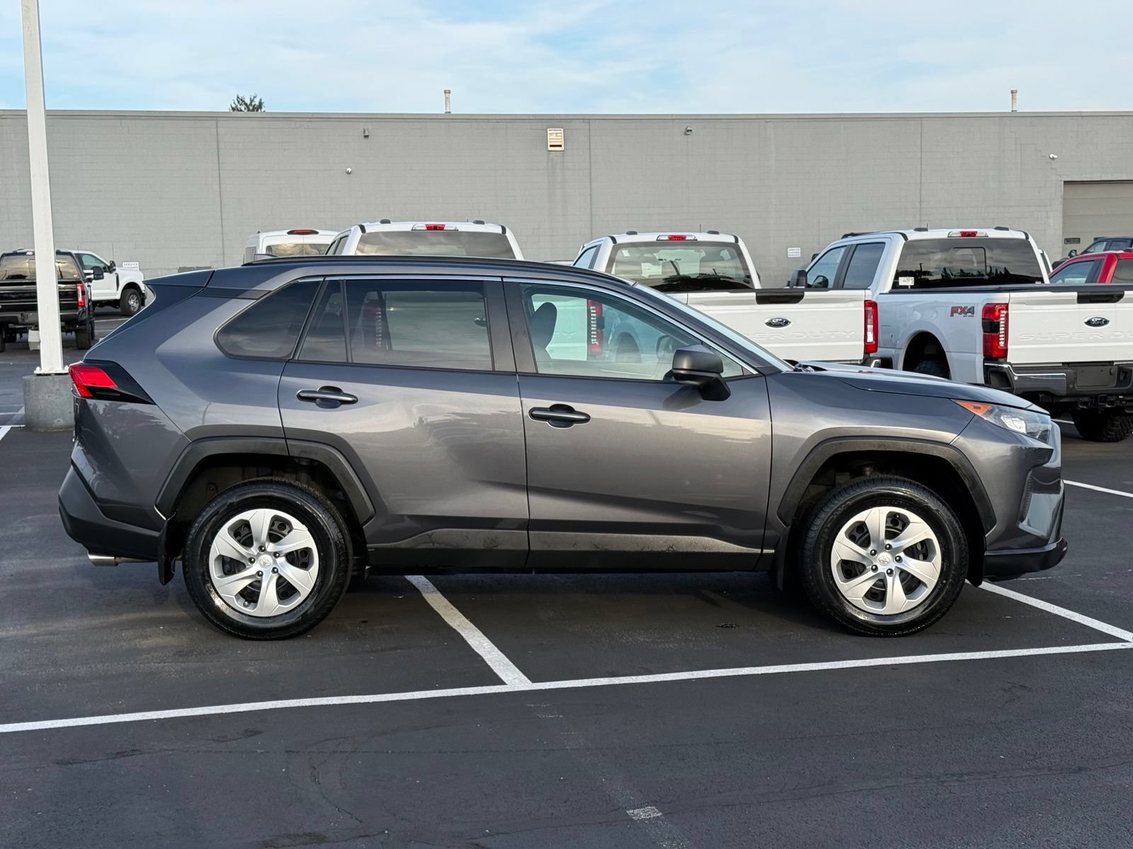 Used 2021 Toyota RAV4 LE AWD/4WD image 3