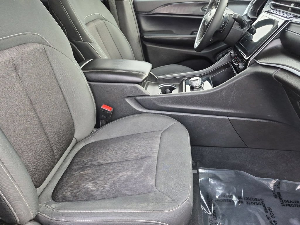 Used 2024 Jeep Grand Cherokee Laredo AWD/4WD image 30