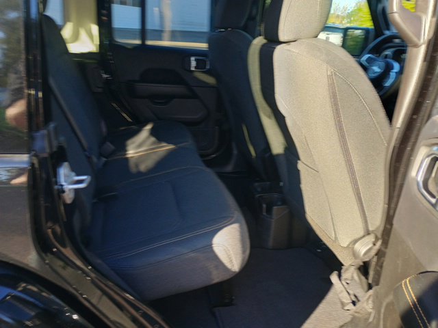 Used 2025 Jeep Wrangler Unlimited Sahara AWD/4WD image 17