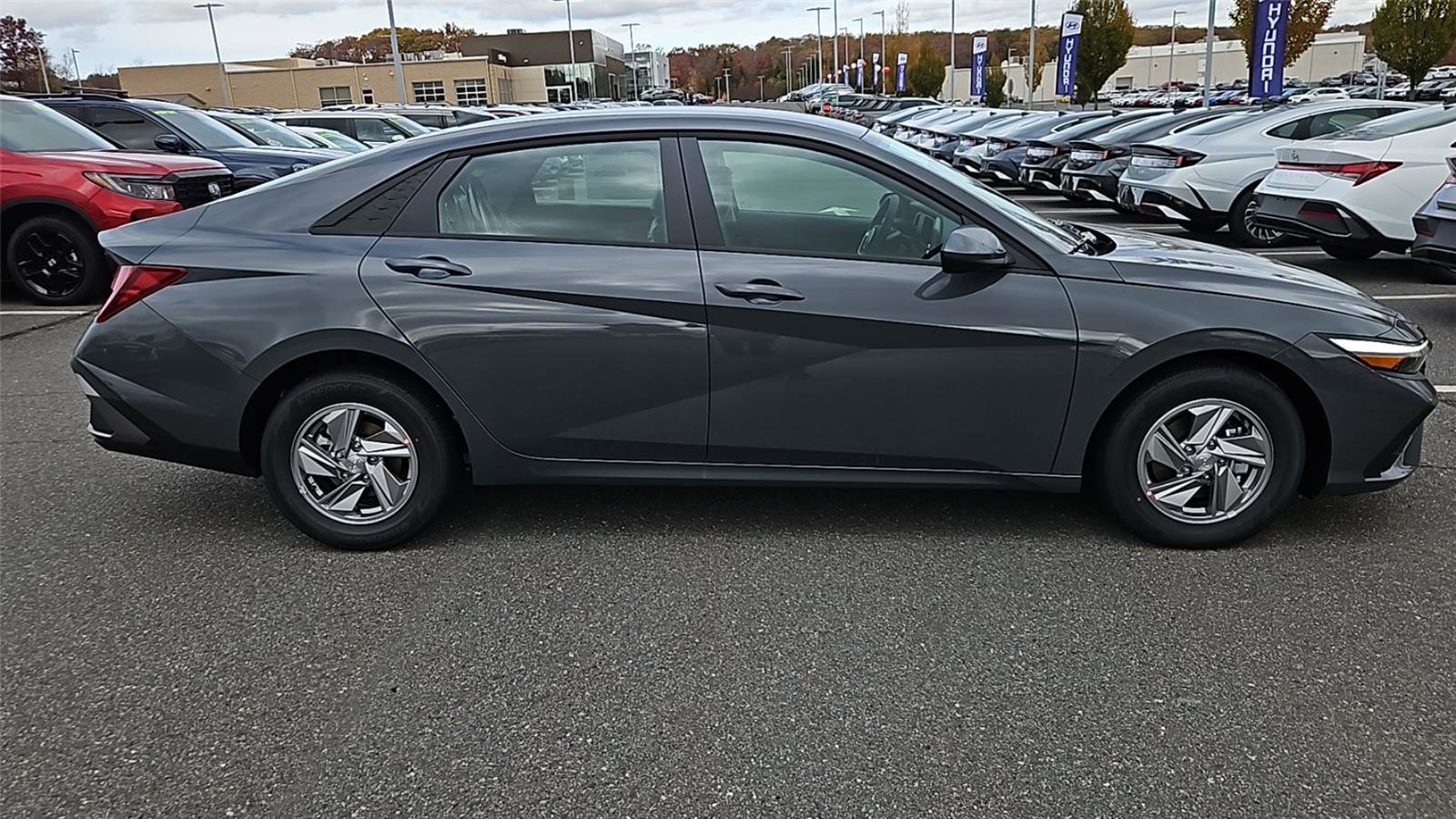 New 2025 Hyundai Elantra SE image 8
