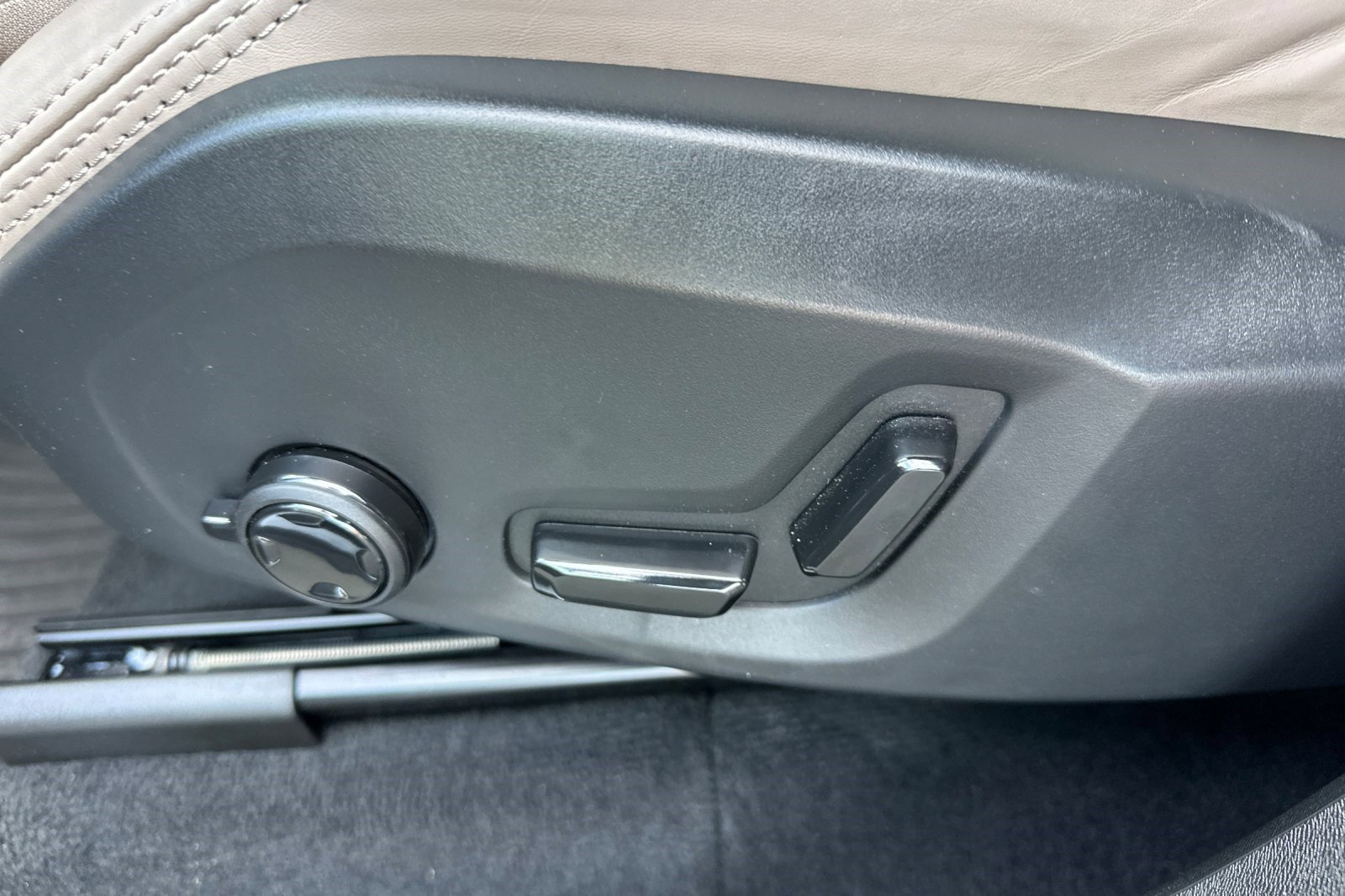 Used 2026 Volvo XC90 T8 Ultra w/ Lounge Package image 14