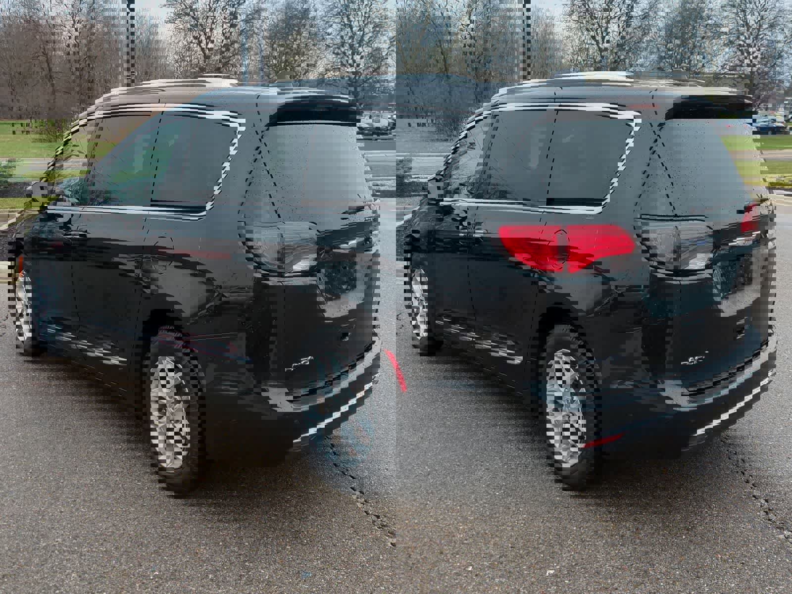 Used 2018 Chrysler Pacifica Touring-L Plus w/ Tire & Wheel Group image 3