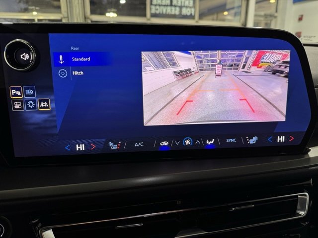 Used 2025 Chevrolet Traverse LT image 25