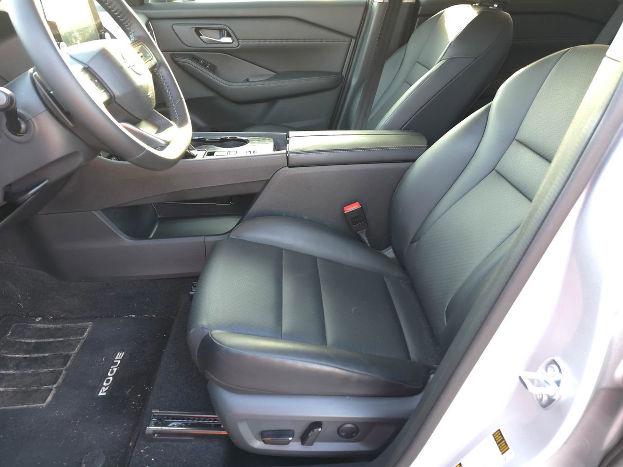 Used 2025 Nissan Rogue SV w/ SV Premium Package image 10