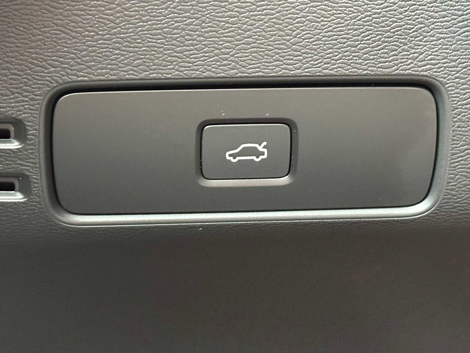 New 2026 Volvo XC40 B5 Ultra w/ Climate Package image 33