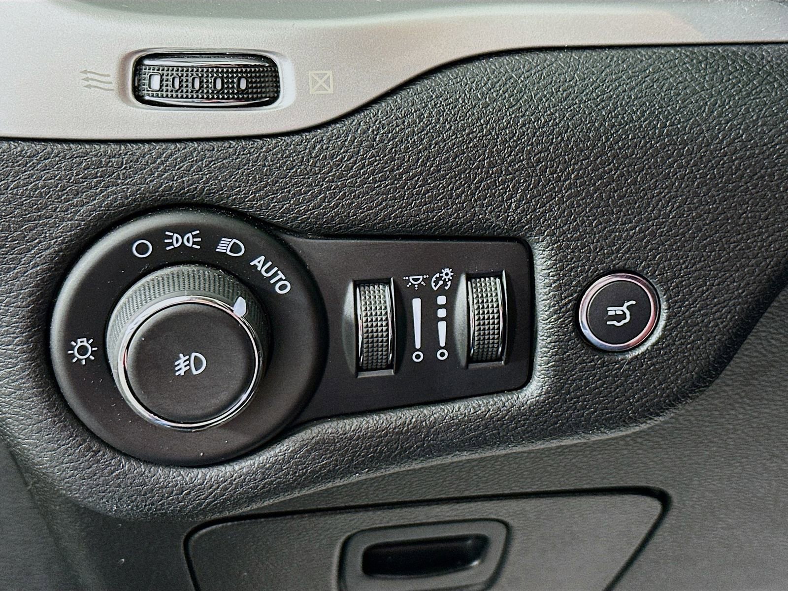 Used 2018 Jeep Cherokee Latitude Plus w/ Comfort/Convenience Group image 11