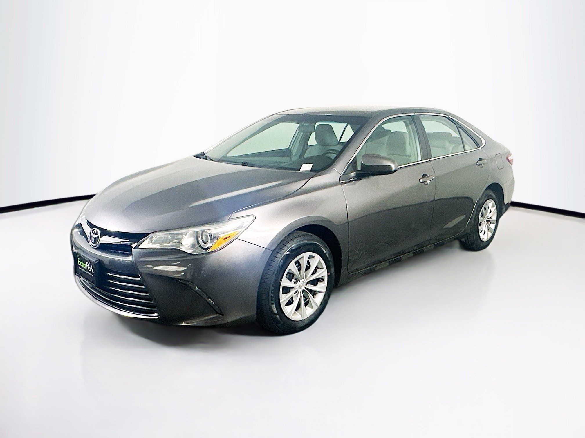 Used 2016 Toyota Camry LE image 3