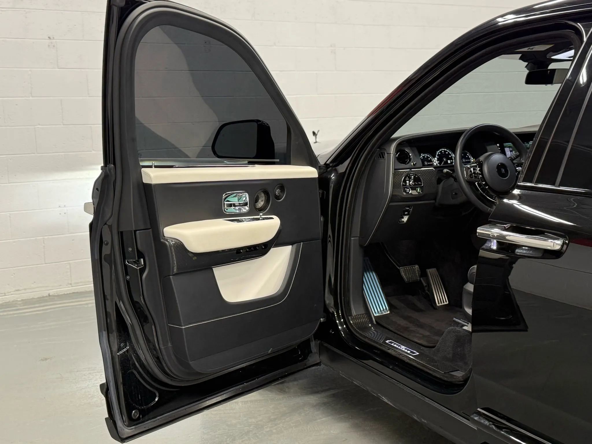 Used 2022 Rolls-Royce Cullinan Black Badge w/ Dark Exterior Package image 29